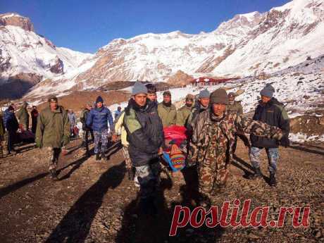 В Гималаях идет поиск как минимум 85 туристов, они потерялись после схода лавины на популярном треке «Кольцо Аннапурны» / Экстремальный досуг