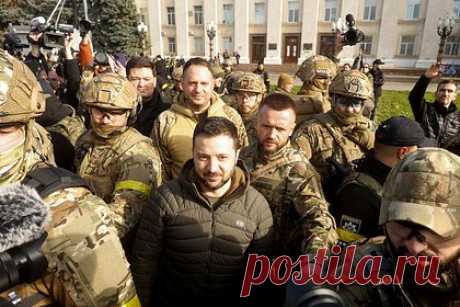 Президент Украины прибыл в Херсон. Президент Украины Владимир Зеленский прибыл в Херсон. Отмечается, что по прибытии в город глава республики выступил перед военнослужащими Вооруженных сил Украины. До этого агентство Associated Press опубликовало в сети фотографию привязанных к фонарным столбам местных жителей.