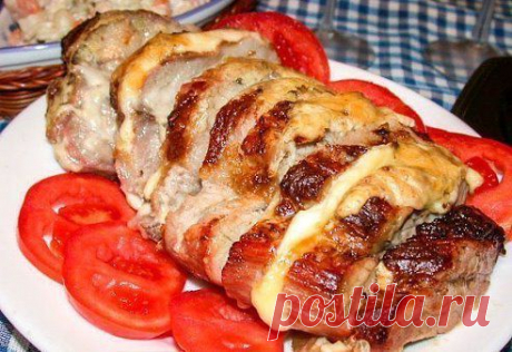 МЯСО, ЗАПЕЧЁННОЕ С СЫРОМ

● соль, молотый черный перец - по вкусу; 
● чеснок - 1-2 зубчика; 
● сыр гауда - 100-150г
Обернуть мясо фольгой и запекать до готовности при 190С примерно 40 минут. Затем осторожно раскрыть фольгу и сделать примерно 10 поперечных надре
В каждый надрез вложить по ломтику сыра. Поставить мясо в духовку на несколько минут.
Как только сыр начнет плавиться, а мясо зарумянится, достать мясо. Подрезать ломтики до конца и выложить вместе с расплавившимся кусочком сыра.