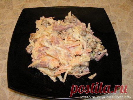 Салат &quot;Николь&quot;. Необычно вкусно
Обычные продукты в интересном сочетании...
 
Ингредиенты:
4 основных ингредиента в равных пропорциях:
сыр
ветчина
морковь сырая
яблоко
 
дополнительно:
 
майонез
сухарики
чеснок
 
Приготовление:
 
Ветчину порезать соломкой
 
Сыр, яблоко, морковь натереть на крупной терке
 
Добавить сухарики, заправить майонезом, добавив раздавленный зубчик чеснока