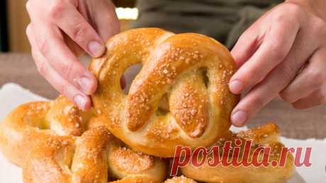 Soft Pretzels ~ Receta Receta con instrucciones en video: ¡Estos Pretzels esponjosos revolucionarán la forma clásica de comer Pan Casero! Ingredientes: 1 1/2 taza de agua tibia, 1 cda. de azúcar, 2 cdtas. de sal, 10 gr. de levadura seca, 620 gr. de Harina, 60 gr. de manteca derretida, Agua c/n, 2/3 tazas de bicarbonato sodio, 1 yema de huevo, Sal gruesa c/n