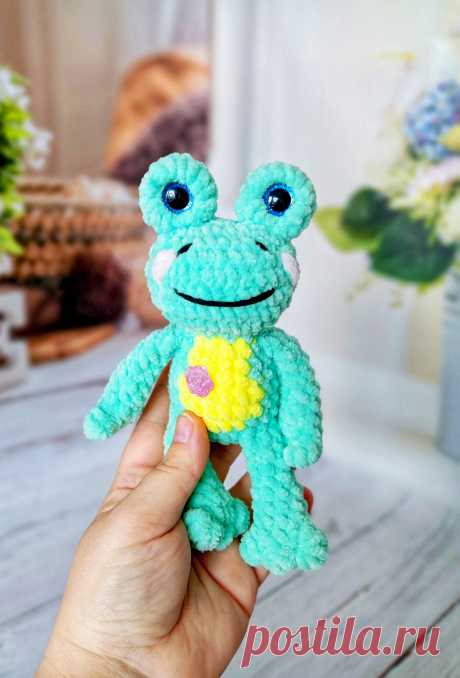 PDF Лягушка крючком. FREE crochet pattern; Аmigurumi toy patterns. Амигуруми схемы и описания на русском. Вязаные игрушки и поделки своими руками #amimore - плюшевый лягушонок, лягушка из плюшевой пряжи.