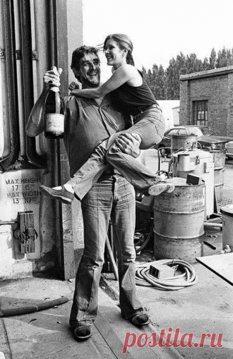 Чубака и Принцесса Лея (актеры Питер Мейхью и Кэрри Фишер) вне съемочной площадки, 1970-е.