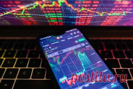 Рост курса биткоина объяснили. Биткоин дорожает из-за неопределенности в мировой экономике, считает директор Высшей школы финансов РЭУ имени Плеханова Константин Ордов. В разговоре с «Лентой.ру» он объяснил, почему стоимость этой криптовалюты резко стала расти, а также спрогнозировал будущее его курса в ближайшее время.