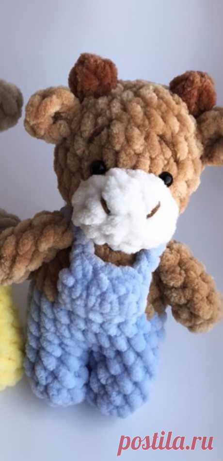 PDF Бычок в комбинезоне крючком. FREE crochet pattern; Аmigurumi animal patterns. Амигуруми схемы и описания на русском. Вязаные игрушки и поделки своими руками #amimore - корова, коровка, телёнок, плюшевый бык, бычок из плюшевой пряжи.