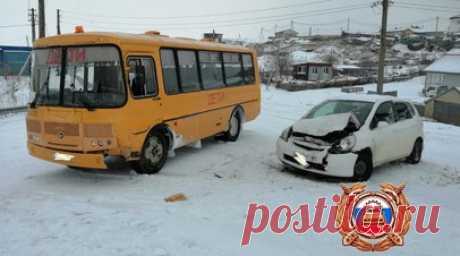 Автобус с 15 школьниками попал в ДТП на Курилах. Школьный автобус, в котором находились 15 детей, столкнулся с легковым автомобилем в посёлке Южно-Курильск на острове Кунашир, заявило УГИБДД по Сахалинской области. Читать далее