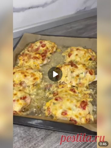Высокобелковая курочка по-французски!

Ингредиенты:

-Куриное филе - 800 гр.
-Соль, специи для курицы, сухой чеснок.

Начинк :

-Отварные яйца - 4 шт.
-Зеленый лук.
-Сыр моцарелла - 150 гр.
-ПП майонез легкий (можно обычный) - 2 ст.л.
-Помидоры берите сладкие розовые -1 крупный.
-Чеснок, соль, перец по вкусу.