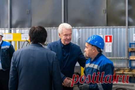 Собянин сообщил о росте производства зарядных станций для электромобилей. В 2023 году московская компания сделала более 1,2 тысячи зарядных станций.