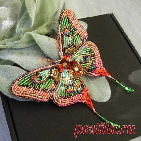 Living coral big butterfly beaded brooch /Salad green tropical butterfly beaded pin /Gift for mom /Gift for girlfriend Big butterfly beaded jewelry in the popular color of the year living coral! The combination of coral and light green with red accents makes the spring pin bright and fresh. Beaded brooch in realistyc design embroidered by hand with small size Toho and Preciosa beads аnd bugle, metallic mouline. The