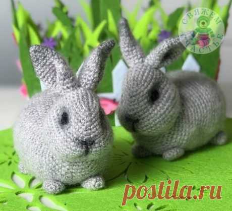 КРОЛИК крючком
Автор описания -  Наталья Ерхова (Crochet by Natalia Erkhova).

Материалы :
1 Основная пряжа Lux Merino 50% Акрил, 50% Шерсть серого цвета.
2 Для глаз пряжа Ирис черного цвета.
Полубусины черного цвета.
3 Для оформления носа пряжа черного цвета.
4 Холофайбер для набивки.
5 Игла для сшивания, вышивки носа и утяжки.
6 Нить серая в тон для сшивания.
7 Крючок, ножницы.

При использовании рекомендованных материалов, длина кролика от мордочки до хвостика - 17 см.,...