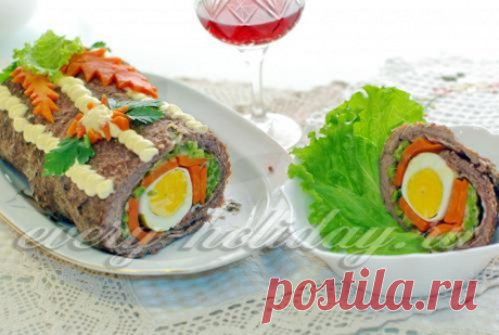 Рулет из говядины с беконом, горошком и яйцами