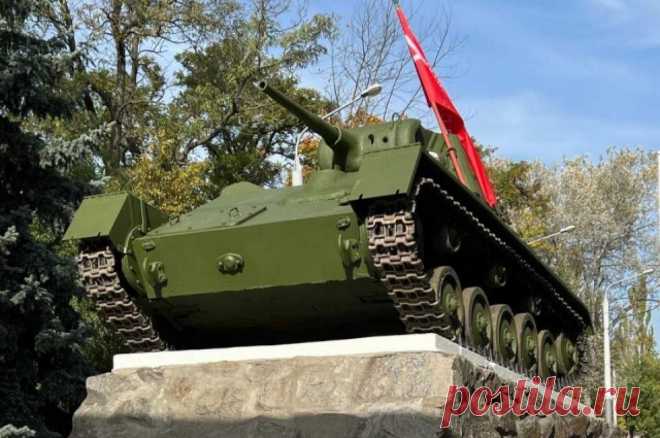 Танк Т-70 вернулся в Мелитополь после реставрации в Петербурге. Легендарная боевая машина вновь стоит на постаменте у Братского воинского кладбища.