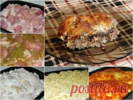Курица, запеченная с гречкой

Крупа пропитывается соком мяса, получается гречневая каша божественного вкуса, особенно в сочетании с хмели-сунели, а сырная корочка, как фольга, сохраняет все полезные и питательные вещества внутри продукта. 

Ингредиенты: 

- курица средних размеров 
- 2 стакана гречки 
- сыр 
- сметана 
- лук 
- чеснок 
- приправа хмели-сунели 
- соль 
- раст. масло 1 ст л 

Приготовление: 

Два стакана тщательно промытой крупы укладываем на смазанный масло...