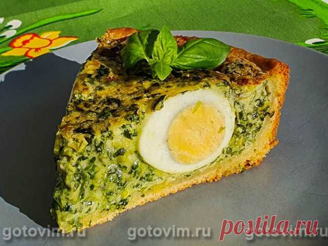 Пасхальный пирог с яйцами и зеленью. Рецепт с фото Солнечный пирог так и просится на пасхальный стол. Особенно эффектно смотрится порционный кусочек, если при нарезке нож пройдет через самую середину вареного яйца. Помимо яиц, для начинки берут лук порей, шпинат и базилик. Заливку делают из смеси жирных сливок с сыром. Подробный рецепт пасхального пирога с вареными яйцами, зеленью и сливочно-сырной заливкой смотрите на этой странице.

