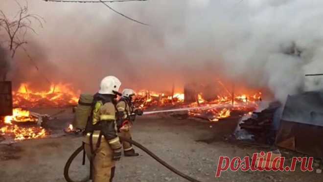 Огнеборцы локализовали пожар на овощебазе в Краснодарском крае. Возгорание, произошедшее на складе овощной базы в Краснодарском крае, локализовали на площади 1000 квадратных метров. Об этом сообщается в официальном Telegram-канале МЧС РФ. "Пожар локализован", — говорится в ...