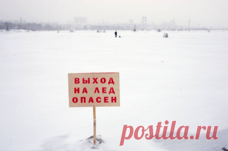 Сотрудники МЧС спасли пять человек на льду в Татарстане. На замерзшей реке Волге в Камско-Устьинском районе сломался снегоход.