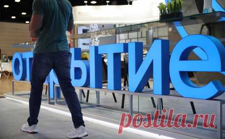 ВТБ допустил сдачу лицензии «Открытия» в 2025 году. В 2024 году ВТБ начнет переводить к себе клиентов банка «Открытие», который он купил в конце прошлого года у ЦБ. Еще год спустя планируется ликвидировать «Открытие» или сдать его лицензию