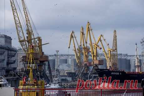 В Одесской области получил повреждения объект портовой инфраструктуры. В Одесской области получил повреждение объект инфраструктуры одного из портов на Дунае. По словам представителя местных властей, повреждены складские помещения, элеватор и грузовики. Воздушная тревога в Одесской области и других регионах Украины ночью длилась около 4,5 часа.