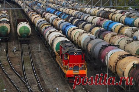 В России оценили необходимость запрета на вывоз бензина. На топливном рынке в России наблюдается профицит, и необходимости вводить запрет на вывоз нефтепродуктов за рубеж нет. Об этом заявил глава «Газпром нефти» Александр Дюков. Также в правительстве не ведется дискуссия о коррекции топливного демпфера, призванного сбалансировать цены на внутреннем рынке.