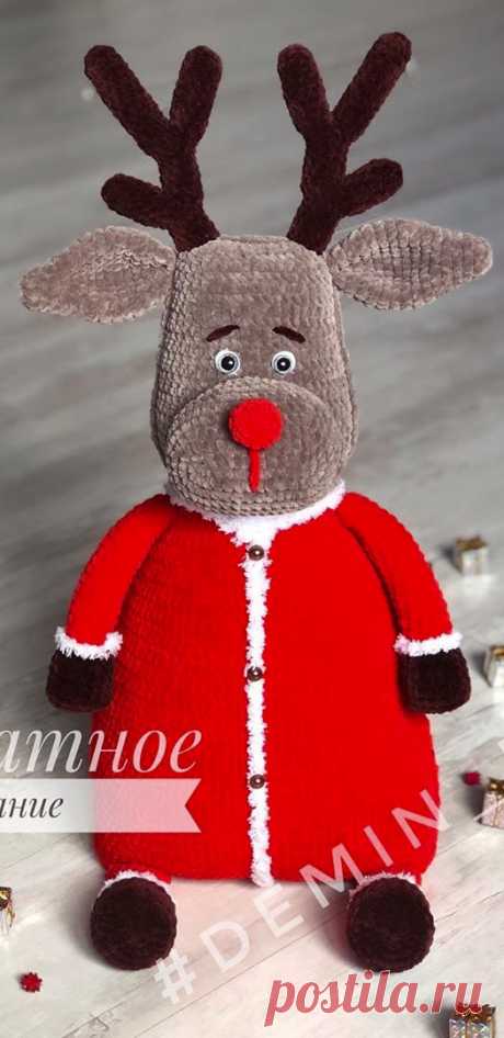 PDF Декоративная подушка Олень крючком. FREE crochet pattern; Аmigurumi animal patterns. Амигуруми схемы и описания на русском. Вязаные игрушки и поделки своими руками #amimore - плюшевый олень, большой оленёнок из плюшевой пряжи.