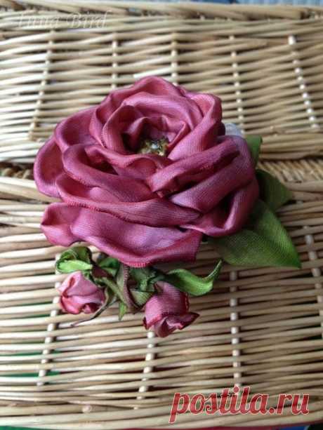 мастер-класс инны берд по изготовлении розы-броши из ленты с проволочным краем.