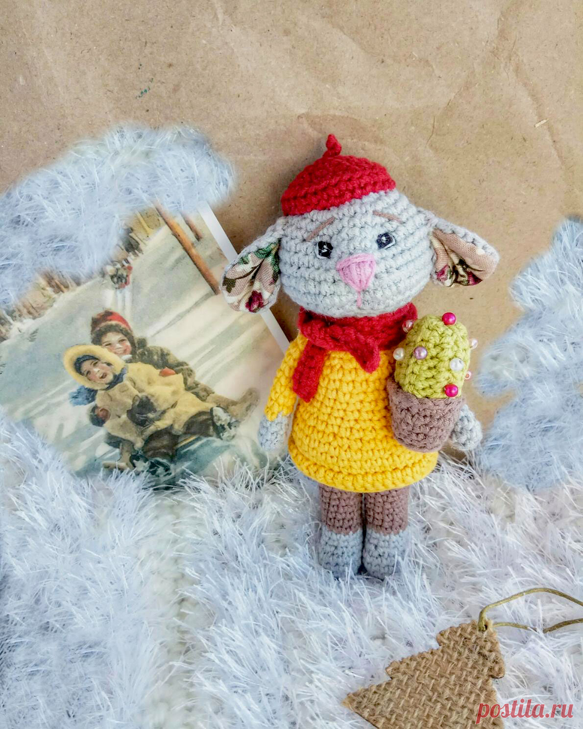 PDF Мышонок Луи крючком. FREE crochet pattern; Аmigurumi toy patterns. Амигуруми схемы и описания на русском. Вязаные игрушки и поделки своими руками #amimore - маленькая мышь в берете, мышка с кактусом в горшочке, мышонок из обычной пряжи.
