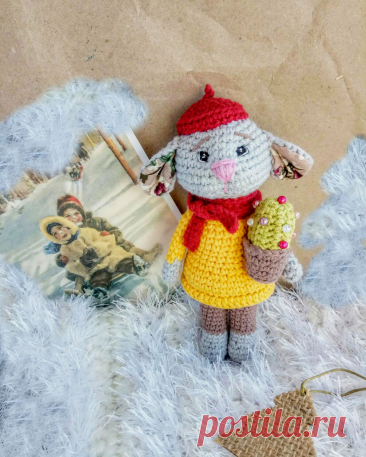 PDF Мышонок Луи крючком. FREE crochet pattern; Аmigurumi toy patterns. Амигуруми схемы и описания на русском. Вязаные игрушки и поделки своими руками #amimore - маленькая мышь в берете, мышка с кактусом в горшочке, мышонок из обычной пряжи.