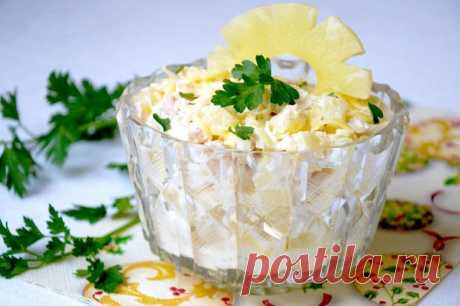 Салат с ананасом и кукурузой - это настоящая палочка-выручалочка для праздничного стола!

Ведь как обычно бывает? К торжеству мы придумываем какие-то оригинальные и зачастую не самые простые блюда. В результате - много нервов, суеты, потраченного времени.

А этот салат позволяет совершенно безболезненно разнообразить любой стол и, что самое главное - меньше, чем за полчаса!

Если же вы приготовили сухарики заранее или купили магазинные, то и вовсе можно управиться за 7-10 ...