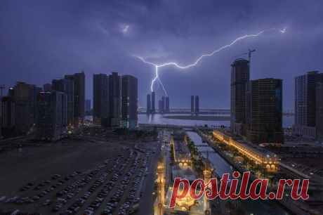 «Гром и молния»: 15 ярких фотографий, где разразившаяся стихия атакует город | Российское фото | Яндекс Дзен