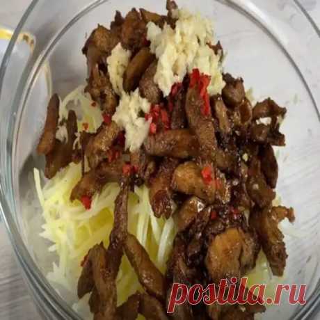 Гости съедают этот салат не дождавшись горячего. Вкусно и просто из обыкновенной картошки и мяса | Bixol.Ru