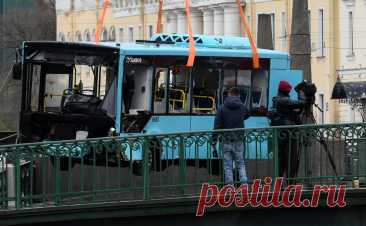 Появились кадры из салона утонувшего в Петербурге автобуса перед падением. Автобус упал в Мойку с Поцелуева моста, водитель не справился с управлением. Погибли семь человек