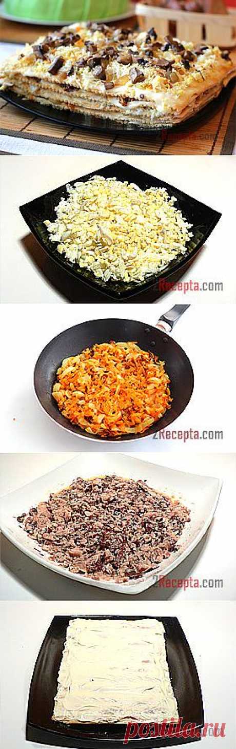 Рецепт: Закусочный «Наполеон» - пошаговый фото рецепт приготовления Очень сытный и вкусный закусочный пирог &quot;Наполеон&quot;, простые ингредиенты и красивое оформление – отличное блюдо к любому празднику. Начинку можно изменять по своему вкусу. Сверху украсила оставшимися обжаренными грибами и овощами. При подаче пирог нужно нарезать на небольшие кусочки.
Приготовления: Яйца отварить и натереть на мелкой терке.

Лук мелко нарезать, морковь натереть на средней терке. Лук и морковь обжарить