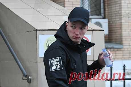 Осужденный блогер Бил проведет в колонии полгода и выйдет на свободу. Блогер Эдвард Бил, осужденный за ДТП с пострадавшими в центре Москвы, выйдет из колонии через полгода. Из назначенных судом одного года и двух месяцев ему осталось отбыть около полугода. Потерпевшая в ДТП Мария Артемова высказала недоумение тем, что суд дал блогеру реальный срок. Защита намерена обжаловать приговор.