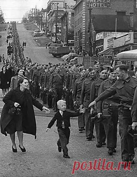 1 октября 1940 года Клод Деттлофф снимал марш Полка Британской Колумбии, и перед его глазами разыгралась личная трагедия маленького ребенка. Пятилетний Уоррен Бернард убежал от своей матери к отцу, рядовому Джеку Бернарду, с криком ...