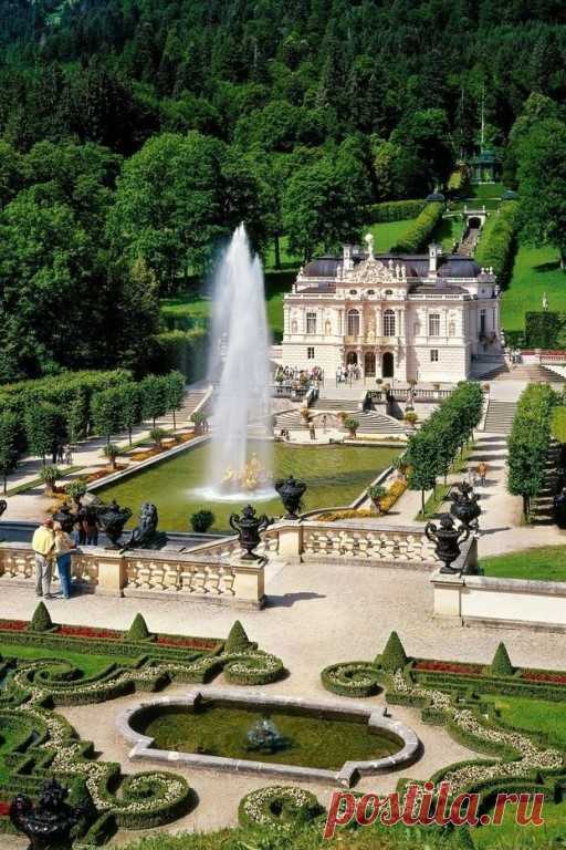 Верса́ль — дворцово-парковый ансамбль во Франции (фр. Parc et château de Versailles), бывшая резиденция французских королей в городе Версале, ныне являющемся пригородом Парижа; центр туризма мирового значения. Верса́ль — дворцово-парковый ансамбль во Франции (фр. Parc et château de Versailles), бывшая резиденция французских королей в городе Версале, ныне являющемся пригородом Парижа; центр туризма мирового значения.

Версаль сооружался под руководством Людовика XIV с 1661 ...