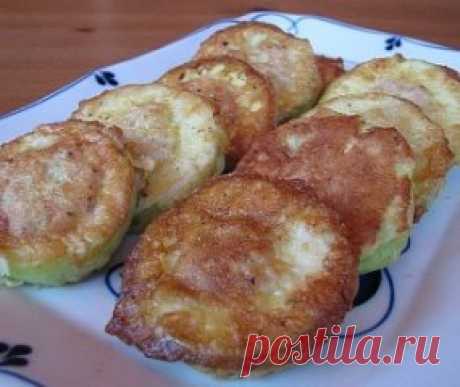 Свежая подборка 10-ти рецептов из кабачков.
1. Кабачки с мясом в кляре.
Ингредиенты:
- 2 – 3 молодых кабачка
- 300 г мяса (можно в любом раскладе – свинина, говядина, смешанный фарш, курица и даже рыба)
- 1 луковица
- 1 – 2 ломтика белого хлеба (можно и без него)
- 1 яйцо
- Соль, перец, чеснок (по желанию)
Для кляра:
- Мука – 2 столовые ложки
- 1 – 2 куриных яйца
- 2 – 3 чайные ложки молока
- Соль, перец
Приготовление:
Кабачок нарежьте на кружки толщиной 1.5 – 2 см. При необходимости срежь