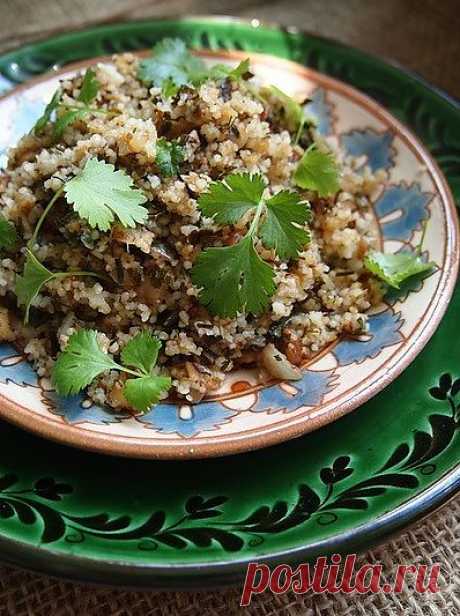 Салат из кускуса с травами и орехами.
