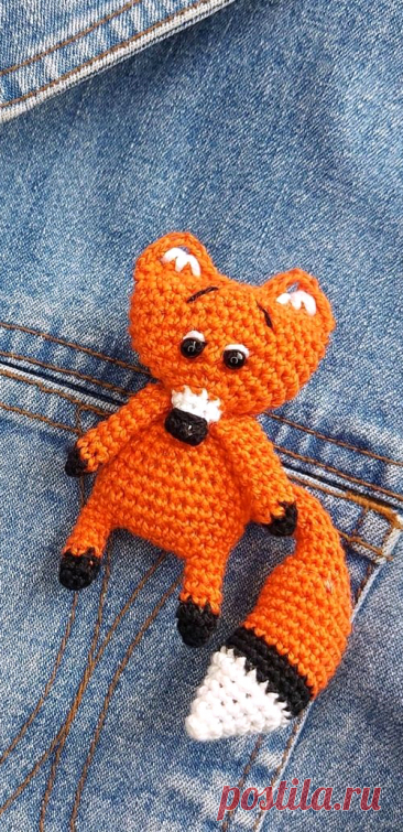 PDF Брошь Лиса крючком. FREE crochet pattern; Аmigurumi animal patterns. Амигуруми схемы и описания на русском. Вязаные игрушки и поделки своими руками #amimore - маленькая брошь в виде лисы, лисица, лисёнок, лисичка.
