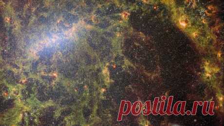 2023-«Джеймс Уэбб» показал место рождения тысяч звезд - Hi-Tech Mail.ru Спиральная галактика с перемычкой NGC 5068 расположена примерно в 20 млн световых лет от Земли. Самый мощный телескоп современности рассмотрел, как выглядят ее яркие щупальца газа, узоры из пыли и многочисленные звездные скопления вблизи.