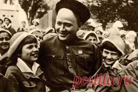 Кем был писатель Аркадий Гайдар на самом деле? | Вехи Истории | Яндекс Дзен