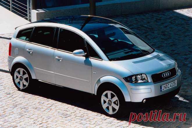 Машины, которые ушли, не оправдав наших надежд | Чёрт побери Audi A2 «Провал», изначально задумывавшийся как продвинутое, экономичное (с расходом меньше 3 литров на 100 км) городское решение от Audi, не только щеголял обтекаемым алюминиевым (неплохо для компакта) пятидверным кузовом работы Петера Шрайера и Люка Донкервольке, но и хвастал весьма интересными решениями. Так, у «А-второй» фактически не было привычного капота — панель, закрывавшая силовой агрегат (в линейке был...