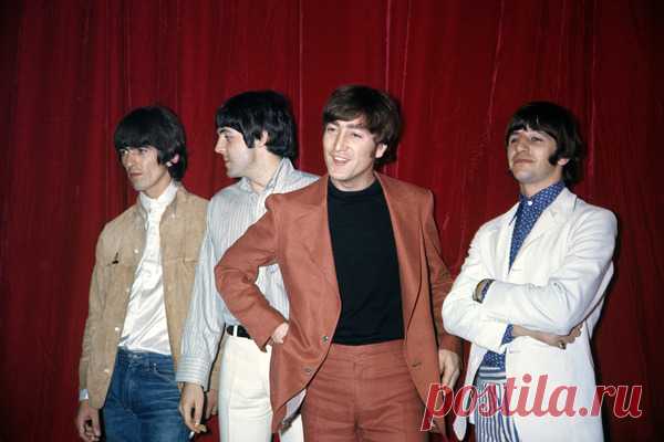 1966. The Beatles at Capitol Records in Hollywood - photo by Bruce McBroom - p3155 | PastYears.info