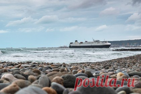 Грузовое судно село на мель в российском регионе. Недалеко от Мурманска на мель село грузовое судно «Александр Гусев». Об этом сообщили в Мурманском морском спасательно-координационном центре, передает ТАСС. Там уточнили, что судно село на мель в Баренцевом море. По словам собеседника агентства, ситуация пока до конца неясна, на место направляются экстренные службы.