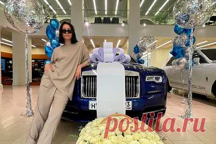 Ида Галич порадовала себя роскошным подарком за миллионы рублей. Популярная российская блогерша Ида Галич порадовала себя роскошным подарком и раскрыла его многомиллионную стоимость. Она поделилась фото, на которых показала новый автомобиль Rolls-Royce Phantom Wraith синего цвета, цена которого составляет 21,5 миллиона рублей и варьируется в зависимости от комплектации.