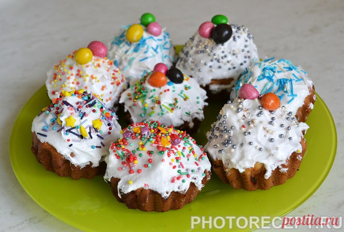Кексы на пасху. Куличи в формочках для кексов. Кулич капкейк. Кекс на пасху. Пасхальные маффины.