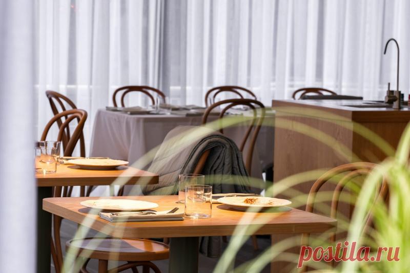 Есть моменты, когда хочется остановить время, когда каждая минута наполнена особенным смыслом, а разговор льется легко и непринужденно. Романтический ужин – это именно такой момент. И чтобы он стал по-настоящему незабываемым, важно выбрать место, где атмосфера, кухня и сервис сольются в единую гармонию.