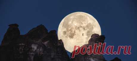 Этот снимок силуэта Энди Льюиса, идущего на фоне луны, делался четыре месяца. Город Моаб в Юте не зря привлекает «луноходов» и астрономов – поблизости находятся три Международных парка темного неба, а в самом городе действуют строгие законы касательно светового загрязнения.
