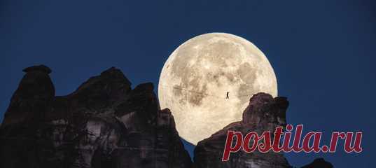 Этот снимок силуэта Энди Льюиса, идущего на фоне луны, делался четыре месяца. Город Моаб в Юте не зря привлекает «луноходов» и астрономов – поблизости находятся три Международных парка темного неба, а в самом городе действуют строгие законы касательно светового загрязнения.