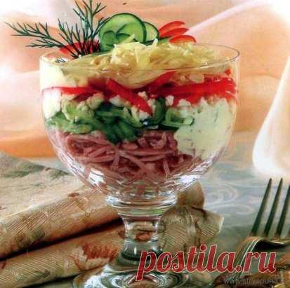 Салат-коктейль с ветчиной и сыром
Ингредиенты:
100 г ветчины
100 г сыра
1 стручок сладкого перца
1/2 стакана майонеза
соль по вкусу
зелень укропа
1 огурец
2 яйца
Приготовление:
1. Ветчину, огурец, стручок перца, яйца нарежьте соломкой
2. Сыр натрите на терке
3 Уложите в фужер слоями, поливая каждый слой майонезом, в следующем порядке: ветчина, огурцы, яйца, перец, сыр
4. Салат-коктейль оформите кружочками огурца, перцем и зеленью.