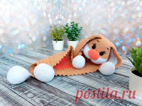 PDF Зайка Комфортер крючком. FREE crochet pattern; Аmigurumi toy patterns. Амигуруми схемы и описания на русском. Вязаные игрушки и поделки своими руками #amimore - большой зайка из обычной пряжи, заяц, детский комфортер в виде зайчика, кролик, зайчонок, крольчонок.